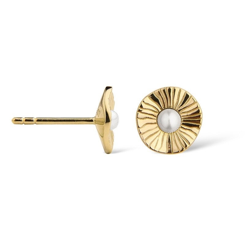 Sand Dune øreringe fra Jeberg Jewellery i 14 karat forgyldt sølv med hvide perler – ørestikker.